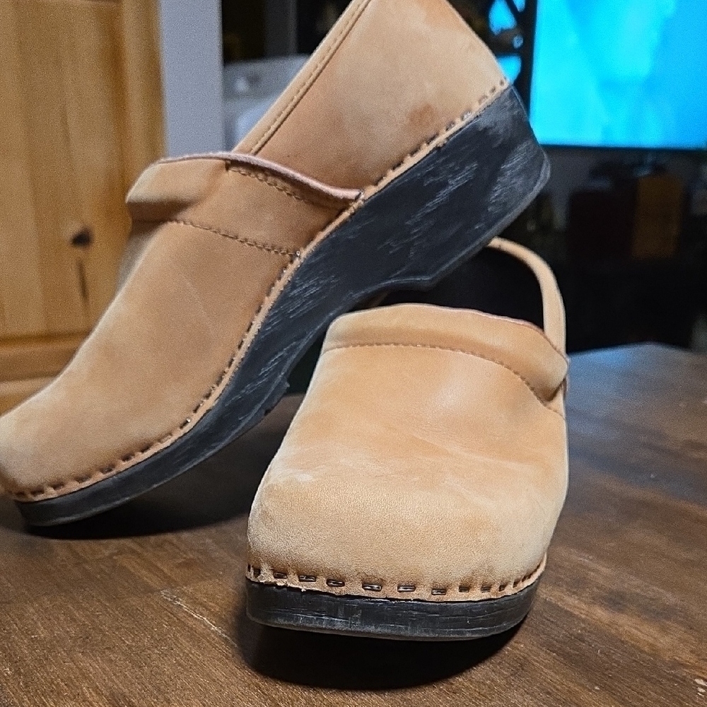 L.L. Bean Tan Suede Work Clogs Walking Clogs Womens Size 40  US 9/9.5